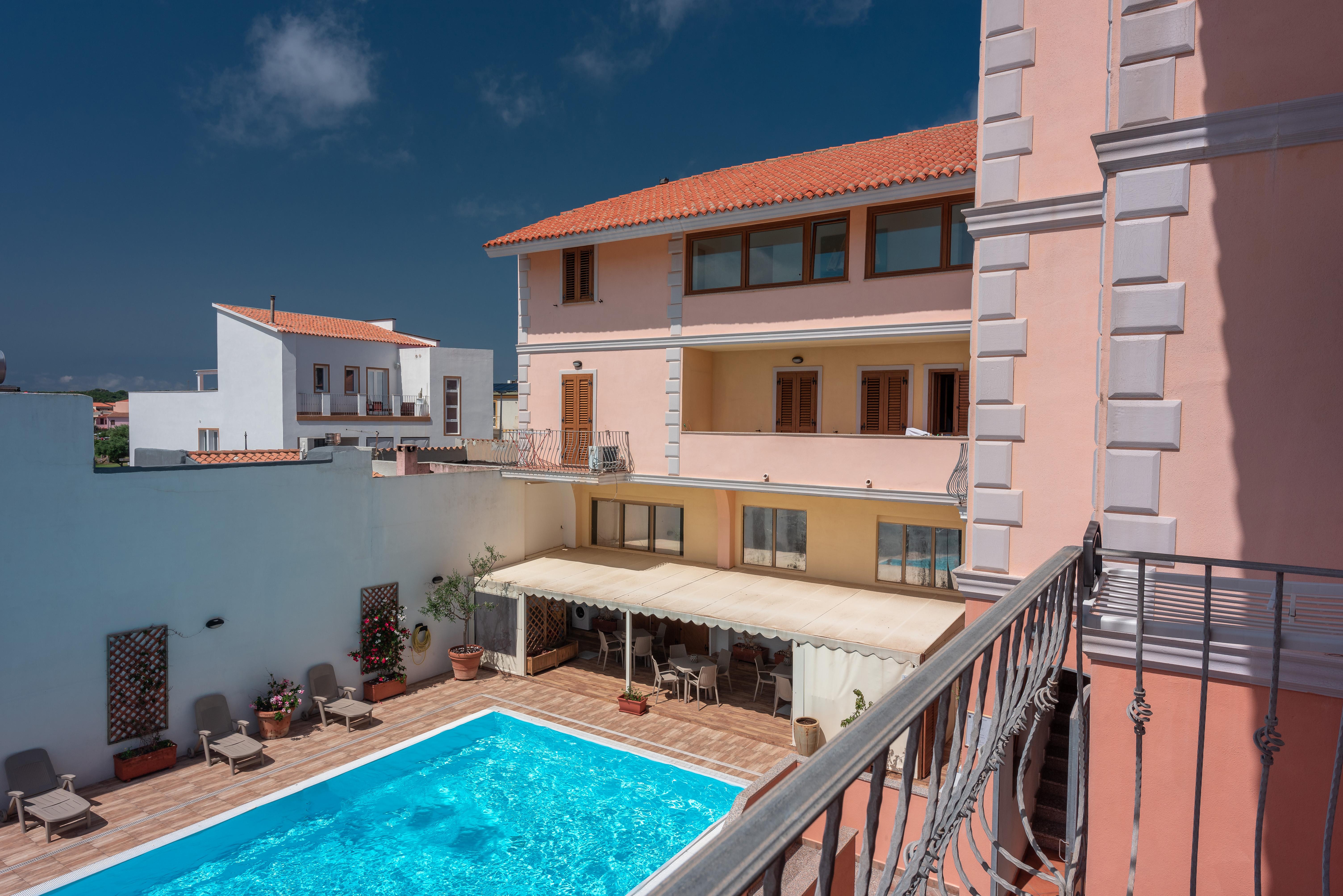 Cristal Blu Aparthotel Santa Teresa Gallura Exteriör bild